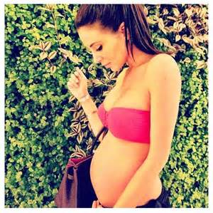 Read more about the article Ways to avoid looking like you have a “food baby”